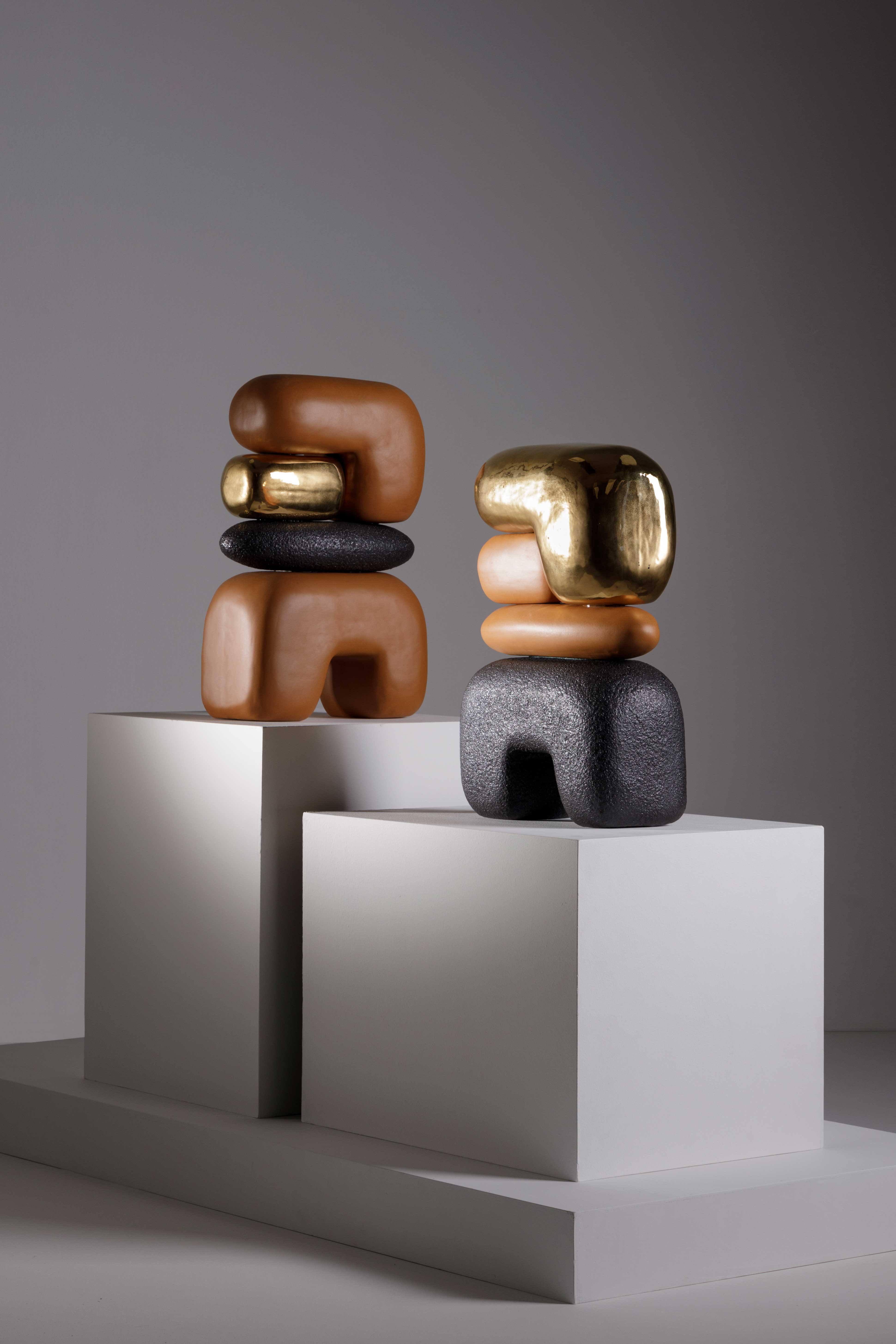 Aku scultura in ceramica decorata a mano e placcata oro 