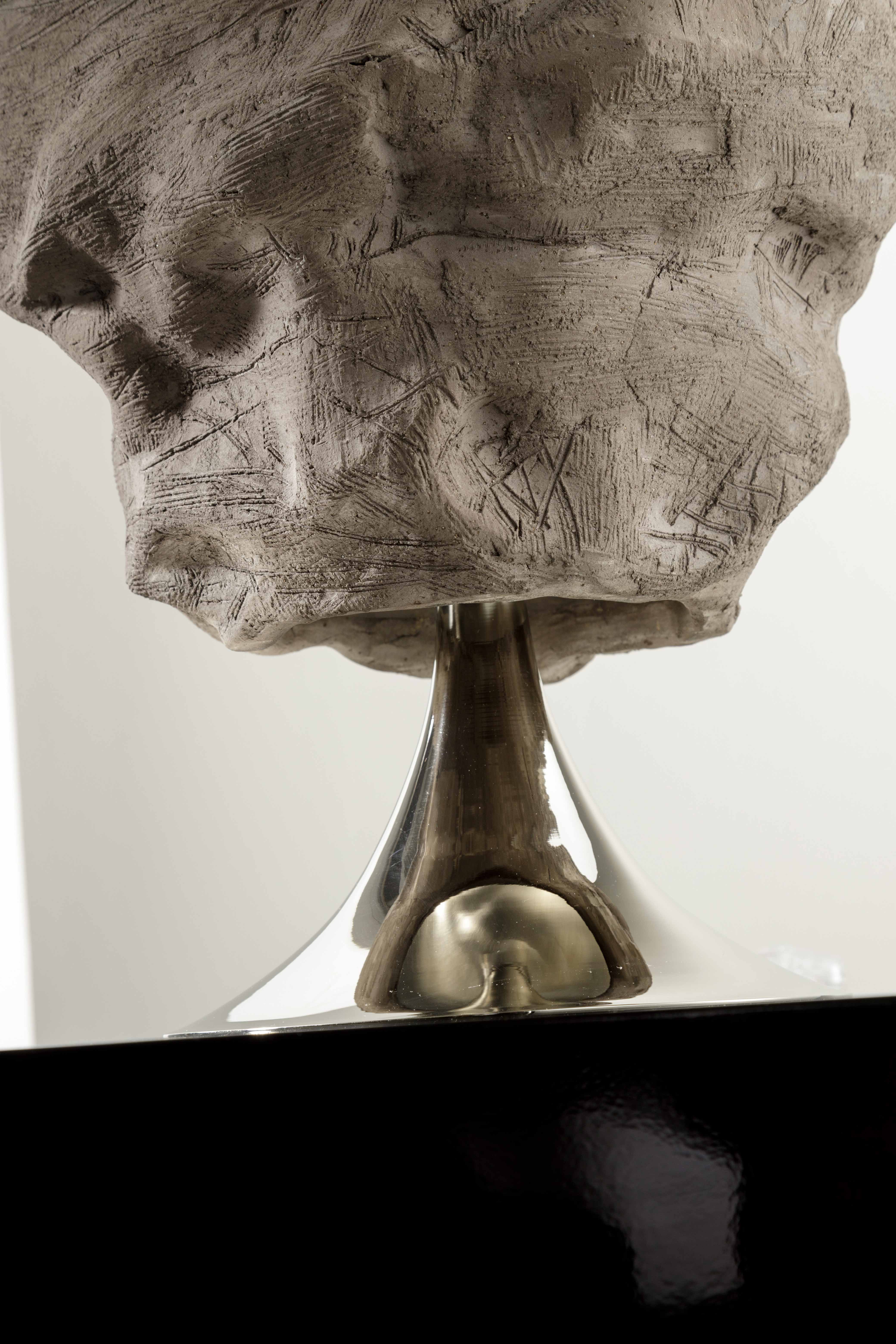 Lampada da tavolo in ceramica refrattaria scura montata su due fusioni di bronzo nikelate. Il paralume è in chintz marrone