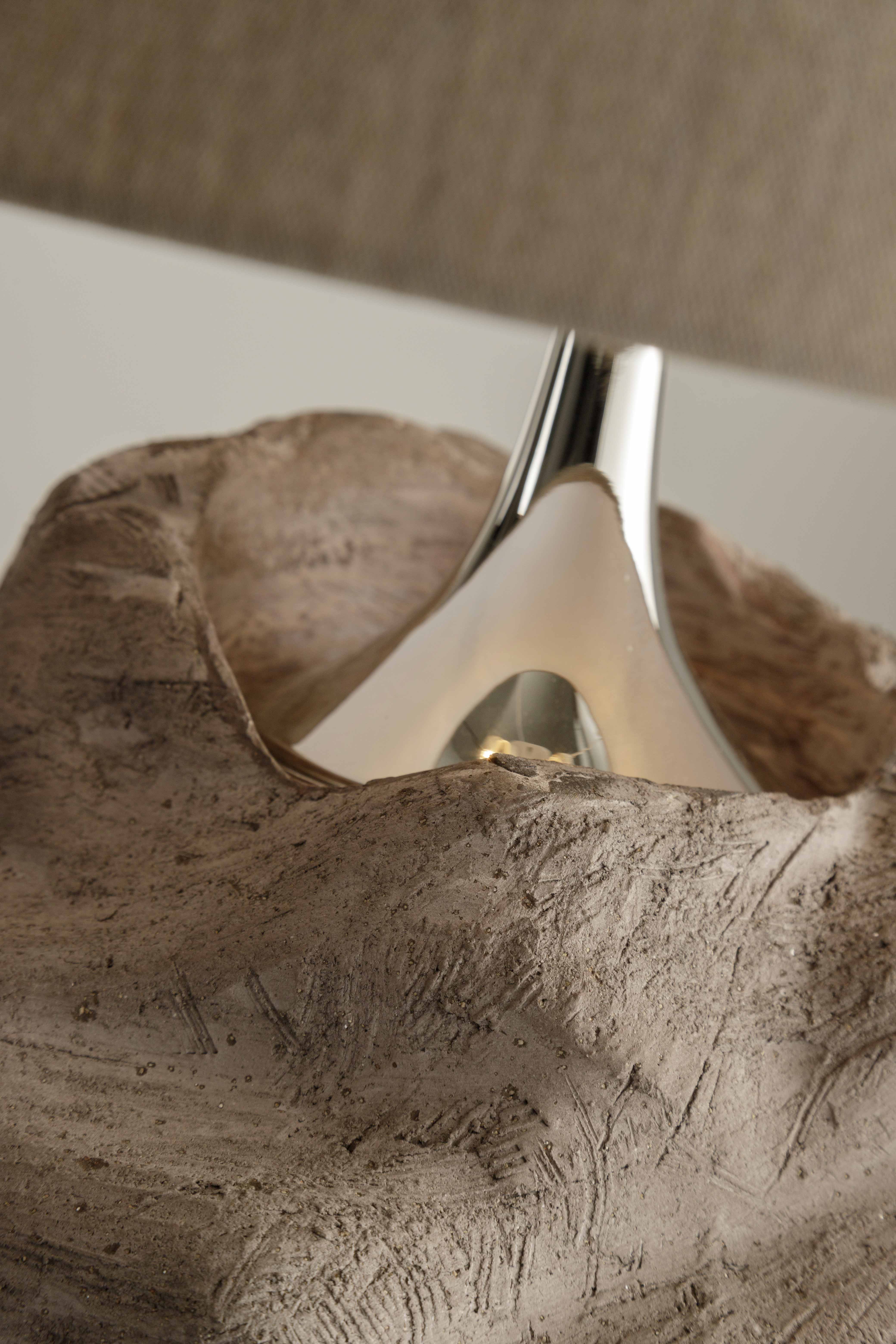 Lampada da tavolo in ceramica refrattaria scura montata su due fusioni di bronzo nikelate. Il paralume è in chintz marrone