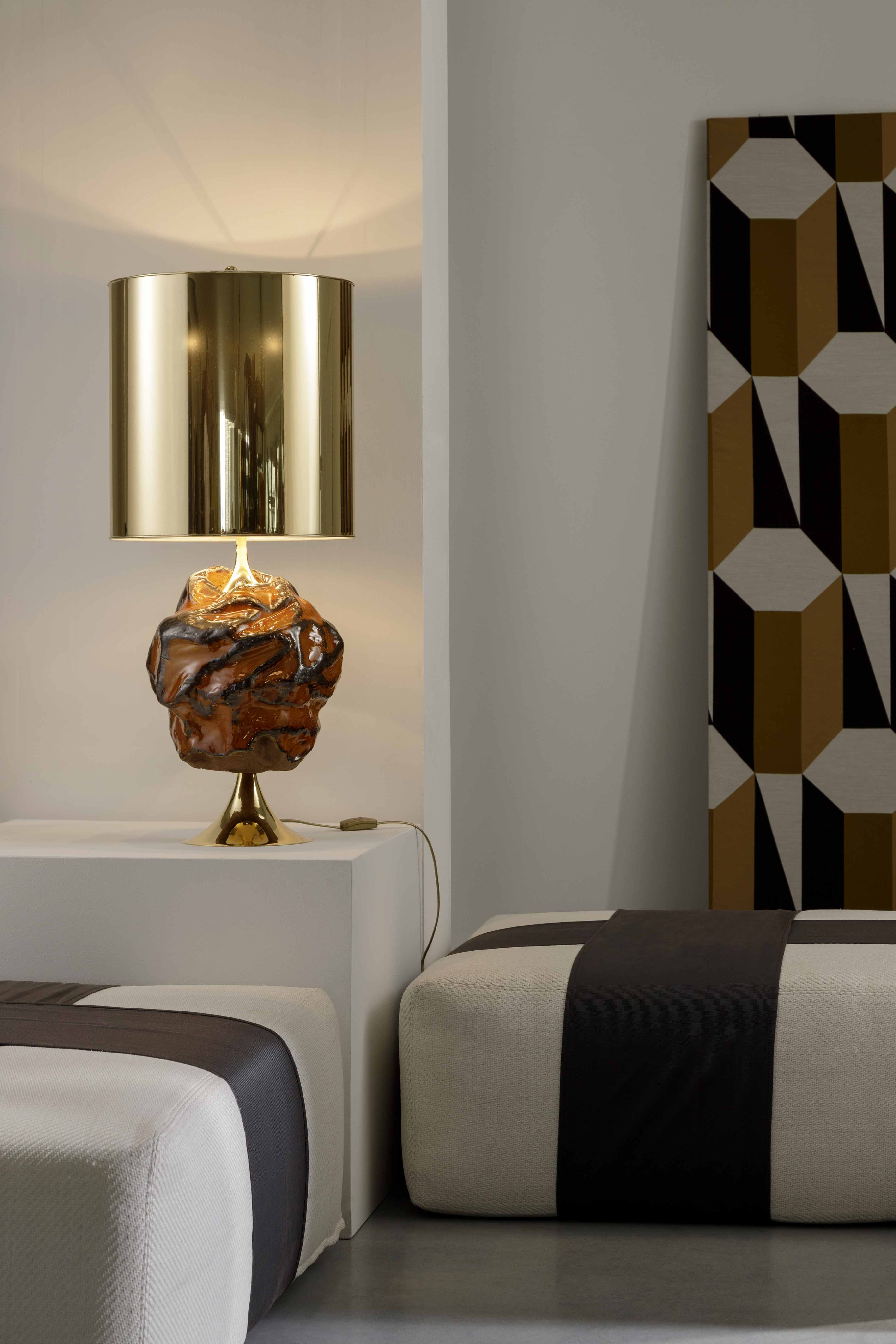 Amber enamel enameled ceramic lamp with bronze mergers in gold. The lampshade is in gold polycarbonate