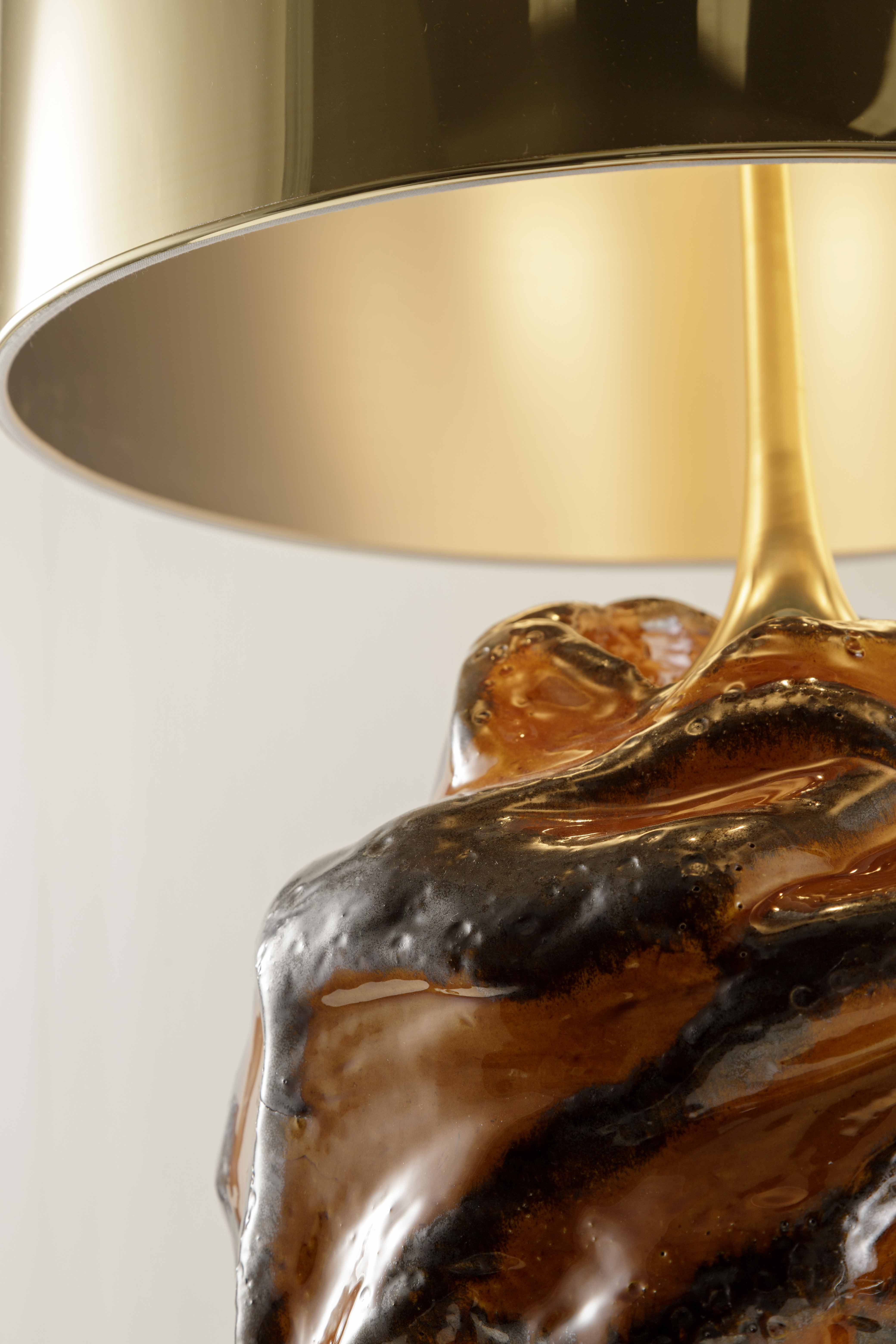 Amber enamel enameled ceramic lamp with bronze mergers in gold. The lampshade is in gold polycarbonate