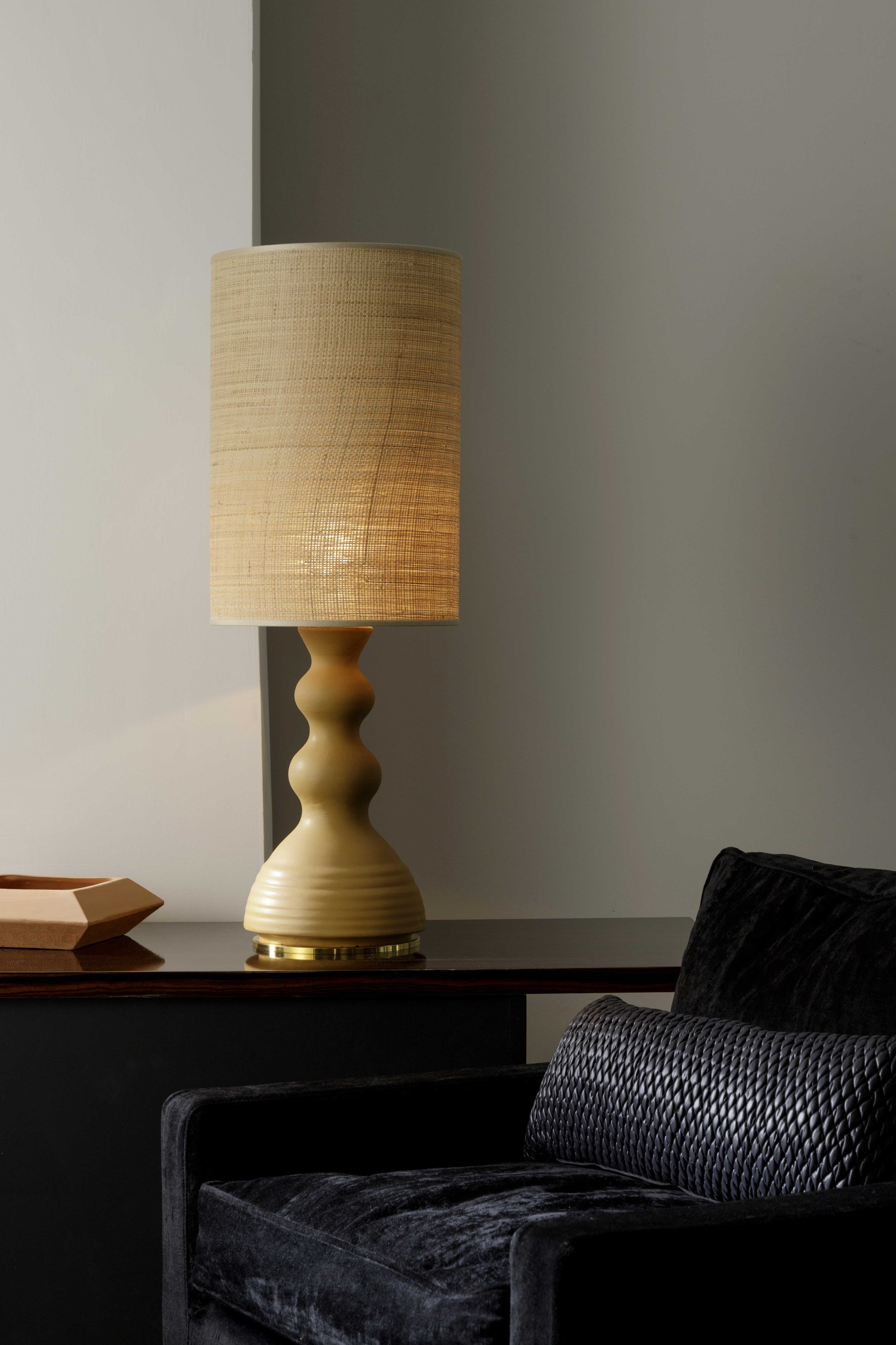 ALLEGRA - Serie di lampade da tavolo in ceramica smaltate o in terra refrattaria rosata o scura. I paralumi sono in raso colorato o in paglia naturale