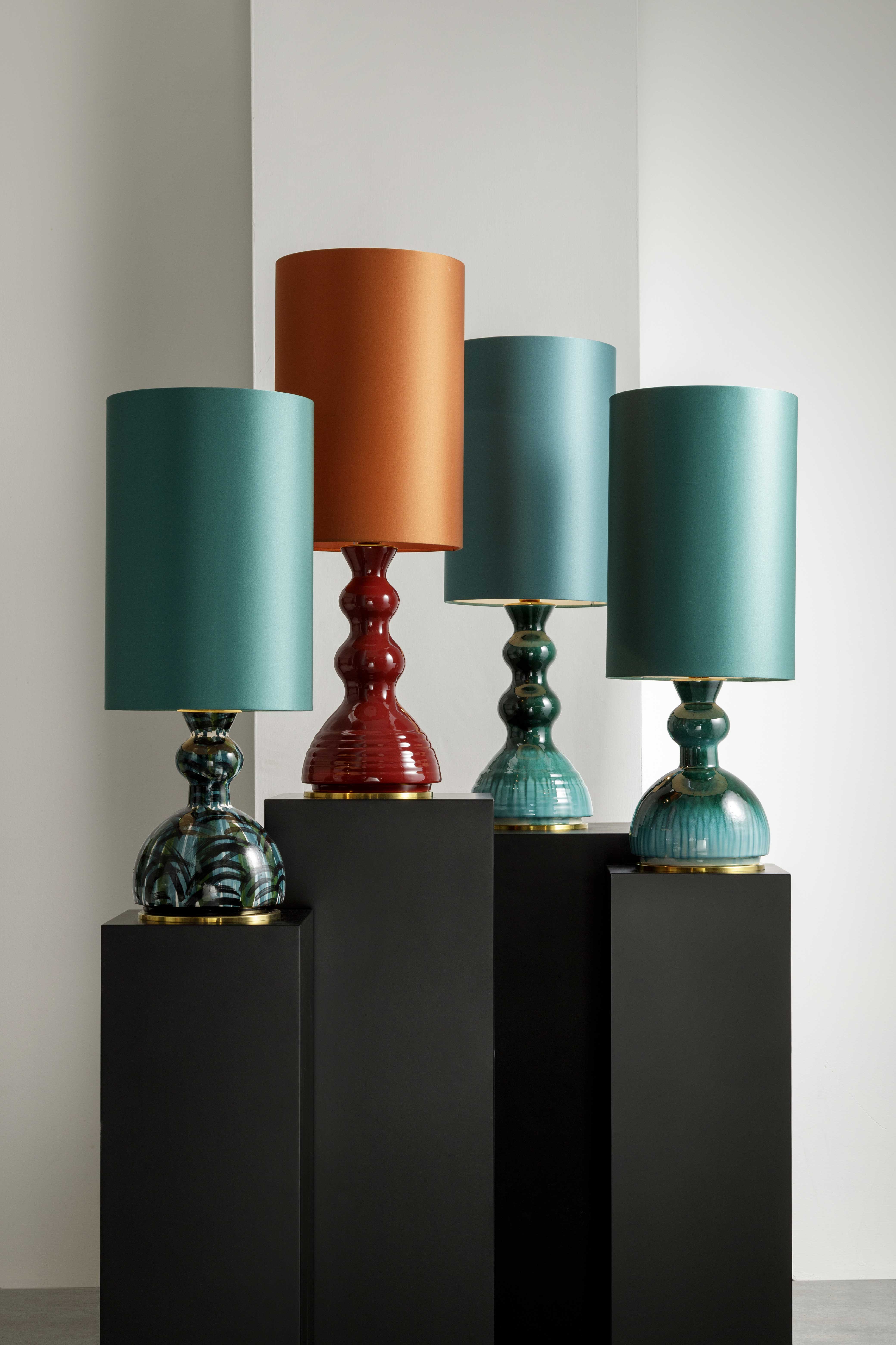 ALLEGRA - Serie di lampade da tavolo in ceramica, colorate con smalti o in terra refrattaria rosata o scura. I paralumi sono in raso colorato o in paglia naturale
