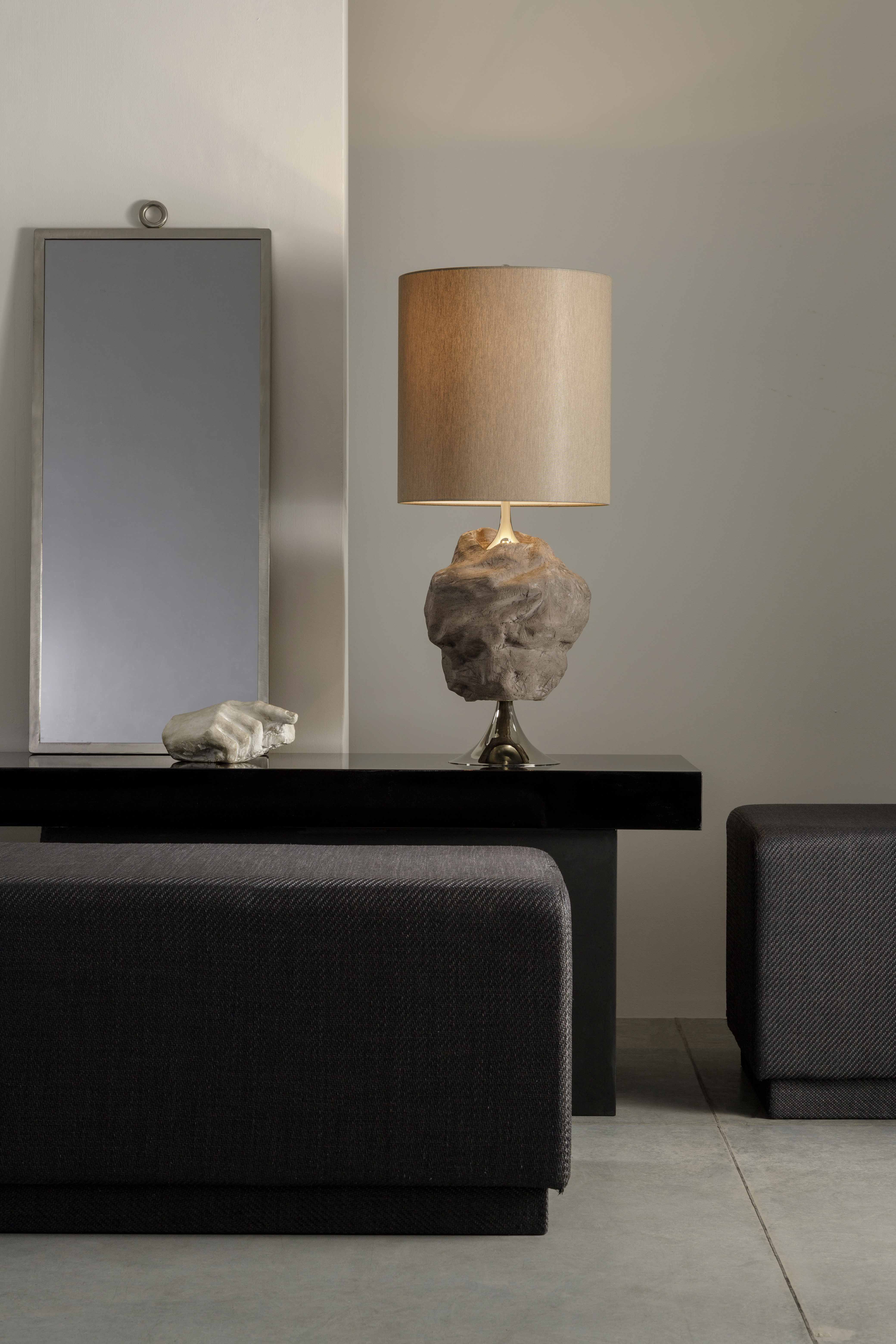 Lampada da tavolo in ceramica refrattaria scura montata su due fusioni di bronzo nikelate. Il paralume è in chintz marrone