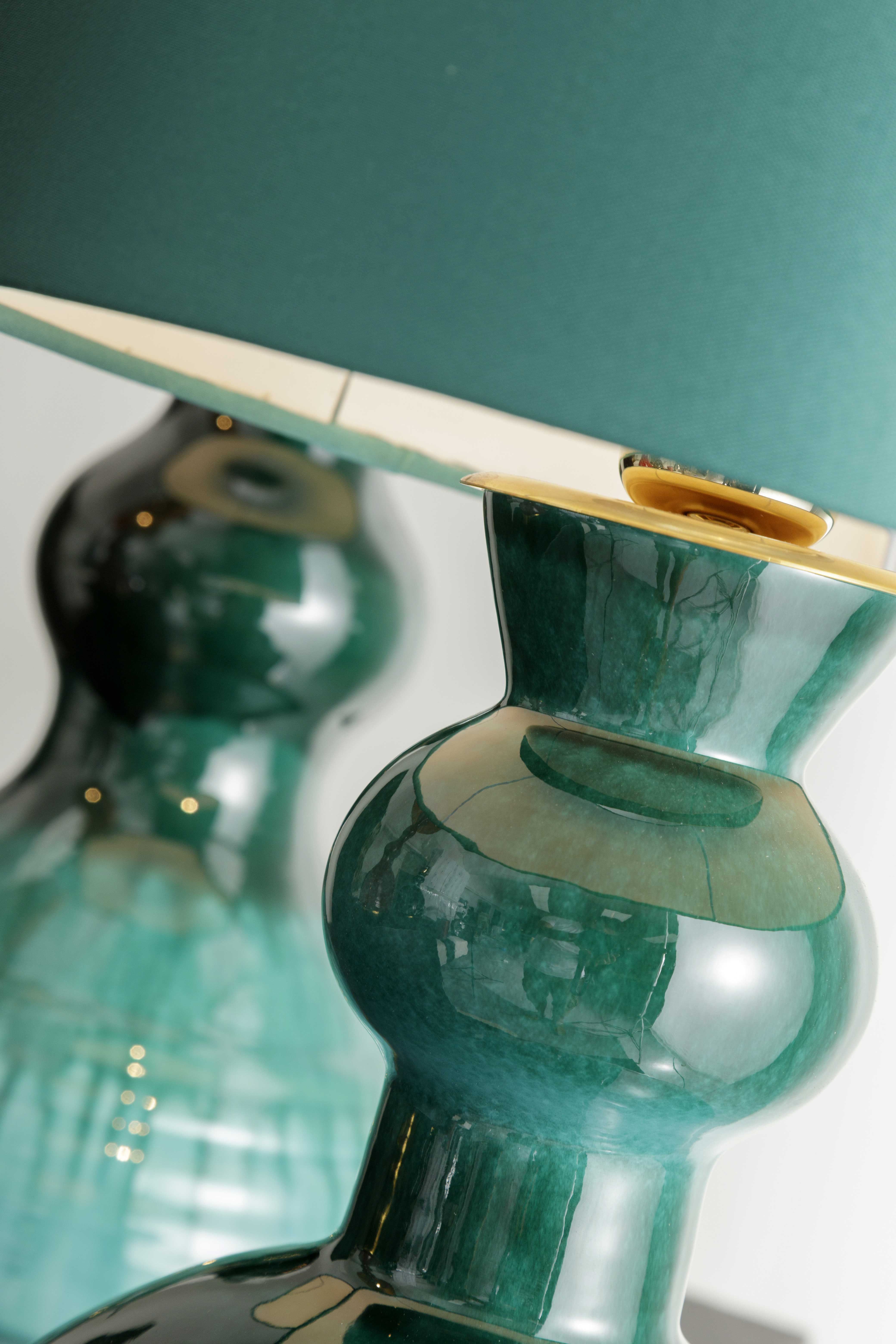 ALLEGRA - Serie di lampade da tavolo in ceramica, colorate con smalti o in terra refrattaria rosata o scura. I paralumi sono in raso colorato o in paglia naturale