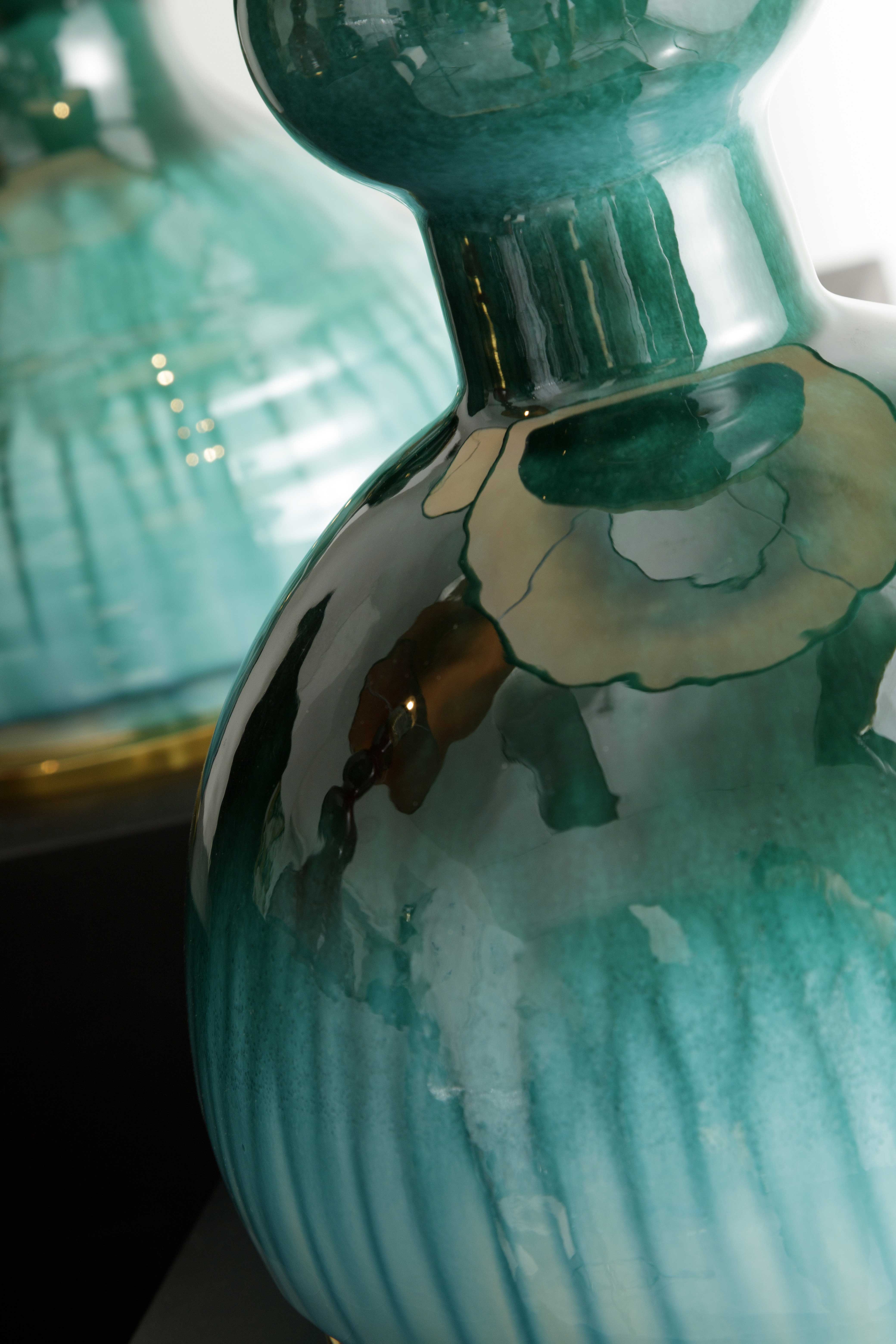 ALLEGRA - Serie di lampade da tavolo in ceramica, colorate con smalti o in terra refrattaria rosata o scura. I paralumi sono in raso colorato o in paglia naturale