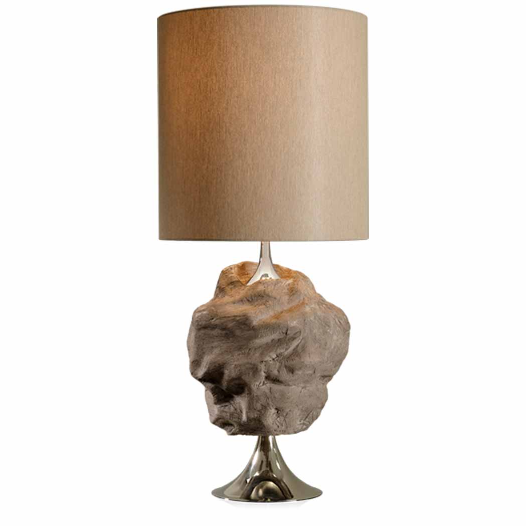 Lampada da tavolo in ceramica refrattaria scura montata su due fusioni di bronzo nikelate. Il paralume è in chintz marrone