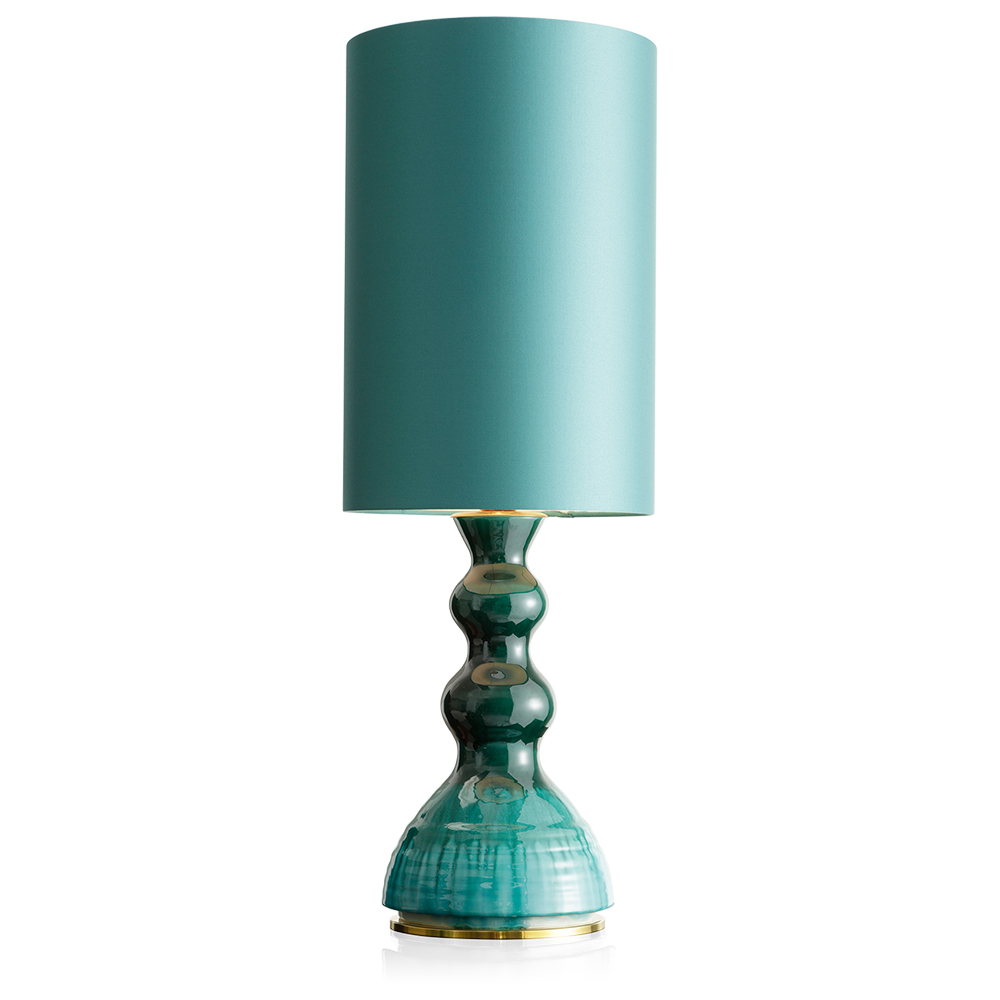 ALLEGRA - Serie di lampade da tavolo in ceramica, colorate con smalti o in terra refrattaria rosata o scura. I paralumi sono in raso colorato o in paglia naturale