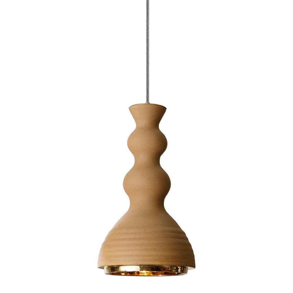 ALLEGRA - Serie di sospensioni in ceramica, colorate con smalti o in terra refrattaria rosata o scura, gli interni sono tutti dorati. In abbinamento; le lampade da tavolo della sua collezione.