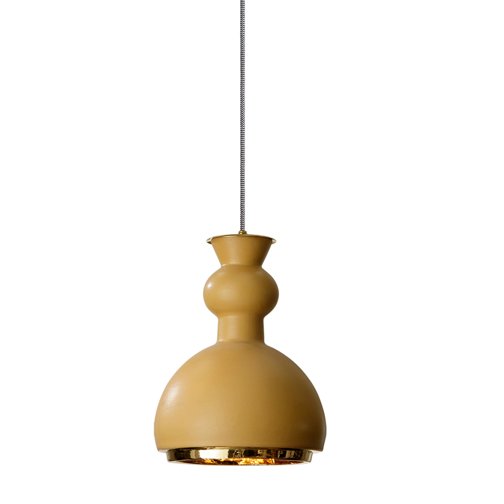 ALLEGRA - Serie di sospensioni in ceramica, colorate con smalti o in terra refrattaria rosata o scura, gli interni sono tutti dorati. In abbinamento; le lampade da tavolo della sua collezione